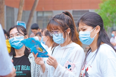 <p> 毕业生通过beat365中国唯一官网网络招聘平台注册个人信息，查询用人单位。</p>